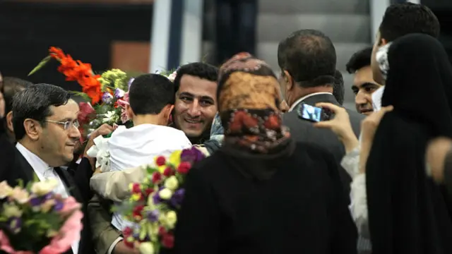 تیرماه ۱۳۸۹ هنگام بازگشت آقای امیری به تهران در آغوش تنها فرزند و خانوادهاش