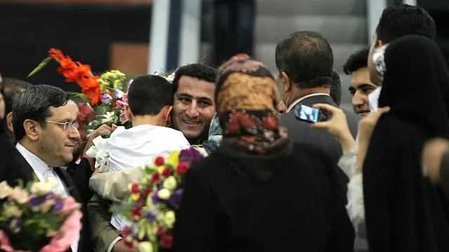 2010年阿米裏回到伊朗時，受到家人及官員的歡迎。（資料照片）