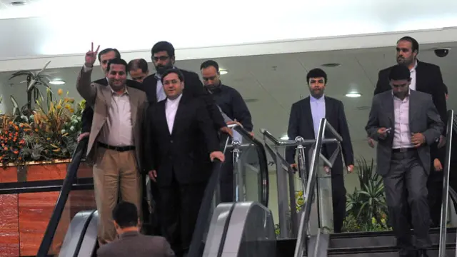 شهرام امیری همراه حسن قشقاوی در فرودگاه امام خمینی