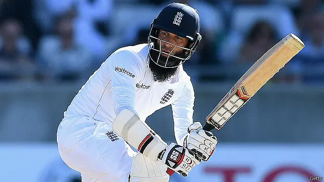 معین علی نے تیز کھیلتے ہوئے اپنی نصف سنچری مکمل کی