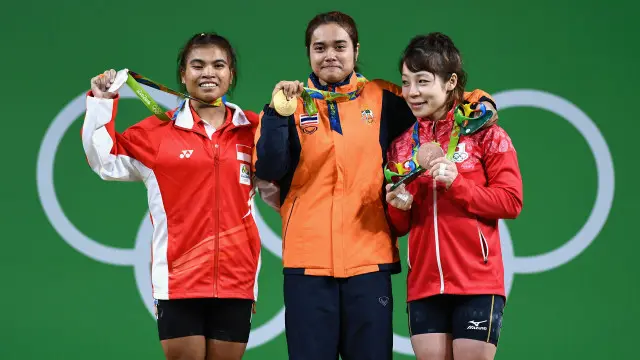 Sri Wahyuni (kiri), bersama peraih medali emas Sopita Tanasan asal Thailand (tengah), dan Hiromi Miyake asal Jepang yang meraih perunggu.