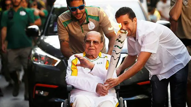 Ivo Pitanguy membawa api Olimpiade pada leg terakhir estafet pembawaan obor pesta olahraga tersebut.