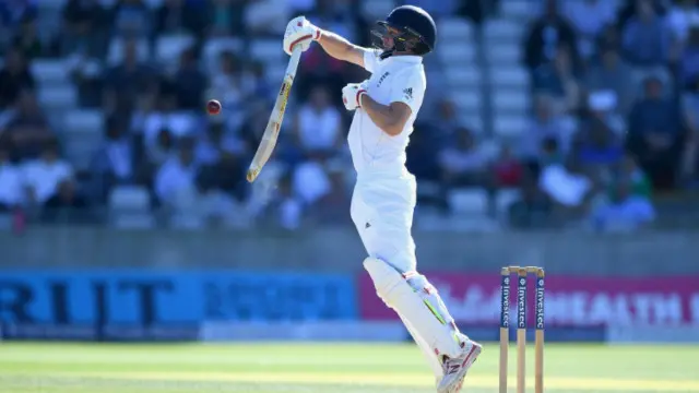 راحت علی کی ایک اٹھتی ہوئی گیند کے خلاف بیلنس توازن کھوتے ہوئے