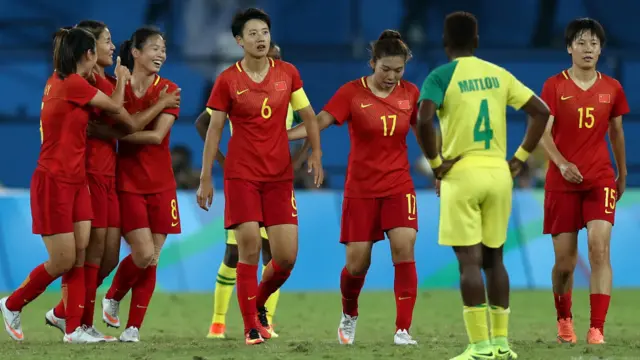 谭茹殷(左三)进球后与队友们庆祝(6/8/2016)