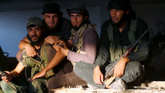 جنود من قوات المعارضة داخل مقر كلية المدفعية