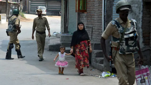 انڈیا کے زیر انتظام کشمیر میں گذشتہ ایک ماہ سے مکمل کرفیو نافذ ہے لیکن اس کے باوجود بھارت کے خلاف مظاہروں کا سلسلہ نہیں رکا ہے