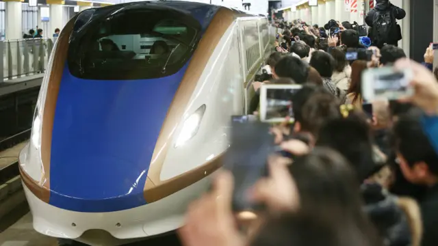 首航北陆新干线的JR西日本W7系新干线列车驶进金泽车站（14/3/2015）