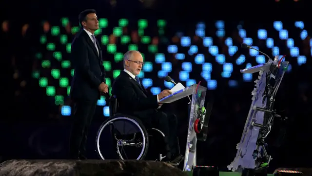 د ډوپېنګ ضد نړيوالې ادارې مشر فېلېپ کروېن يوه خبري کنفرانس ته وويل "په روسيه کې د منع شويو درملو د کارولو ضد اداره په بشپړ ډول ناکامه شوې، له دې امله په پارالمپيک کې د روسیې غړيتوب سملاسي ځنډول کېږي."