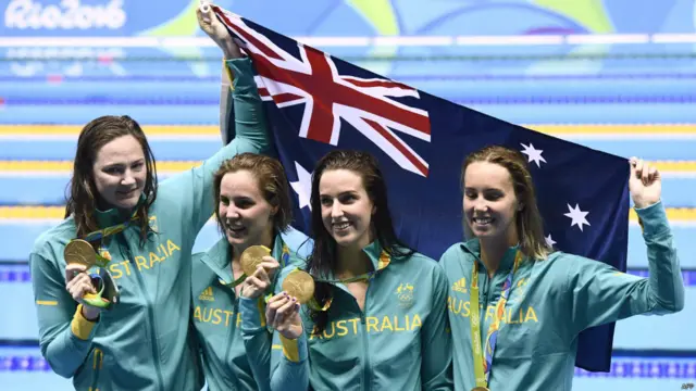  د برازيل په ريو ډي جينرو کې د ۲۰۱۶ کال روانو اولمپيک سياليو پر لومړی ورځ اسټراليا دوه د سرو زرو او د ژېړو يوه مډال په ګټلو سره د دعو سياليو په جدول کې لومړی ځای خپل کړ.
