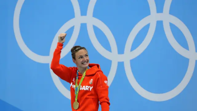 د هنګري کټينکا هوسوزو د لامبو په برخه کې له مډال ګټلو وروسته