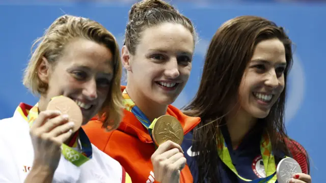 د هنګري د سرو زرو مډال ګټونکې کټينکا هوسوزو د امريکا د سپينو زرو مډال ګټونکې مډلين او د اسپانيې د ژېړو مډال ګټوونکې خپل مډالونه په لاسونو کې نيولي.