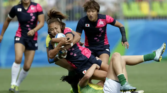 د اولمپيک لوبو پر دوهمه ورځ د سرو زرو ۱۴ مډالونو لپاره سیالۍ کېږي. په دې کې د غېږنیونې، غشي ویشتنې، سوکوهنې، باسکټبال، موټر ځغلونې، فوټبال، جمناسټک، جوډو، بایسکل ځغلولو، هاکي او ځينې نورې لوبې ترسره کېږي.