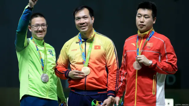 
ويتنام اولمپيک سياليو کې د سرو زرو لومړی مډال د نښې ويشتلو په برخه کې ترلاسه کړ. تر دې وړاندې اولمپيک سياليو کې ويتنام د ژېړو او سپينو زرو مډالونه ګټلي وو خو دا يې د سرو زرو لومړنی مډال دی.
