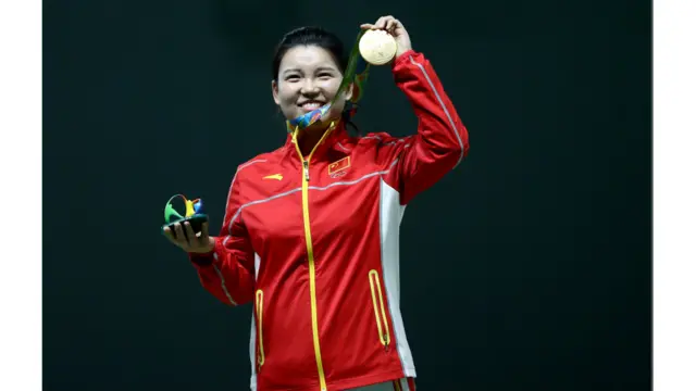 چين د اولمپيک سياليو پر لومړۍ ورځ ټول شپږ مډالونه وګټل. مېنګ زوګجنګ د ټوپک ۱۰ متره واټن نښه ويشتلو کې د سرو زرو مډال تر لاسه کړ.