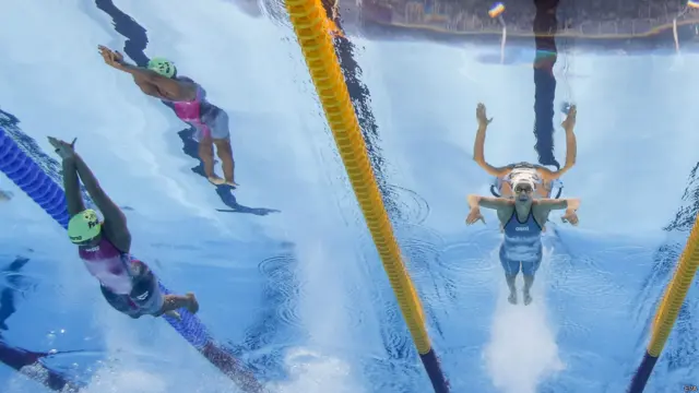 د کډوالو د لوبډلې ښځنينه لامبو وهونکې يسرا مارديني په ۱۰۰ متره واټن بټرفلای لامبو کې په ۴۱ نمبر راغله، خو په دې و نه توانېده چې راتلونکې مرحلې ته لار ومومي.