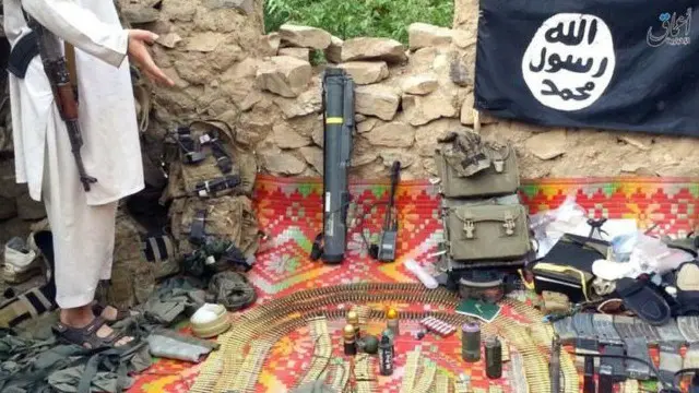 照片展示了一个美国便携式火箭发射器，电台，手榴弹和阿富汗部队通常使用的其他装备