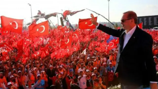 Presiden Erdogan mendukung hukuman mati dan pembasmian pendukung ulama Fethullah Gulen.