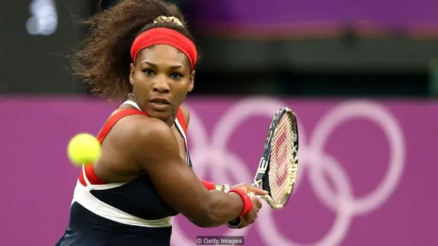 Serena Williams đang đánh trả tay vợt Nga Vera Zvonareva ở London 2012 (Ảnh: Getty Images)