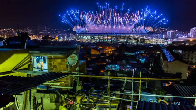 从里约一处贫民窟住户的天台眺望奥运会开幕式焰火。