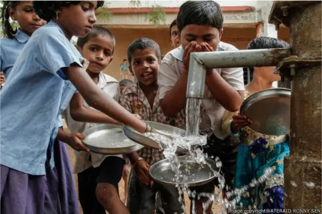 انڈیا میں پینے کے صاف پانی کی کمی ہے 