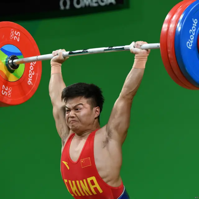 龙清泉以307公斤的总成绩打破世界纪录，创新新历史。