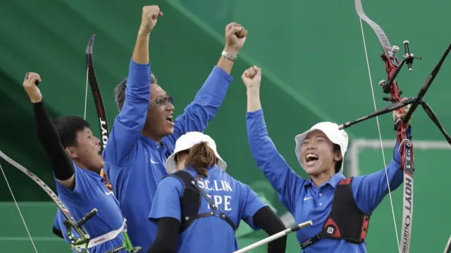譚雅婷、雷千瑩、林詩嘉組成的台灣射箭女團慶祝奪銅牌。