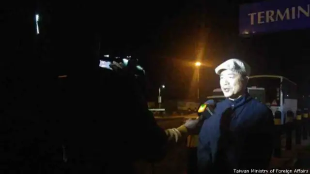 台湾驻南非代表陈忠，7日晚间在肯亚机场接受访问，对于无罪台湾嫌犯被遣送中国大陆表示抗议（台湾外交部提供）