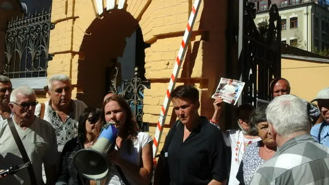 На митинг возле АП пришли несколько десятков человек