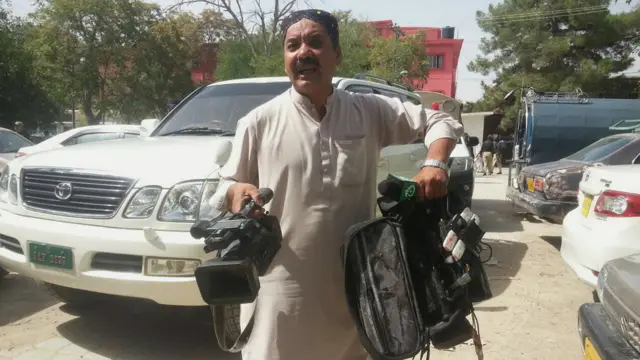 جس وقت دھماکہ ہوا تو وہاں بلوچستان بار ایسوسی ایشن کے صدر بلال انور کاسی کی میت لائی گئی تھی جو پیر کی صبح ہی ٹارگٹ کلنگ کا نشانہ بنے تھے۔