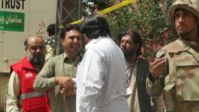 وزیراعظم پاکستان محمد نواز شریف نے کوئٹہ میں دھماکے کی سخت مذمت کی ہے اور فوج کے سربراہ جنرل راحیل نے شدت پسندی سے متاثرہ ہسپتال کا دورہ کیا ہے۔