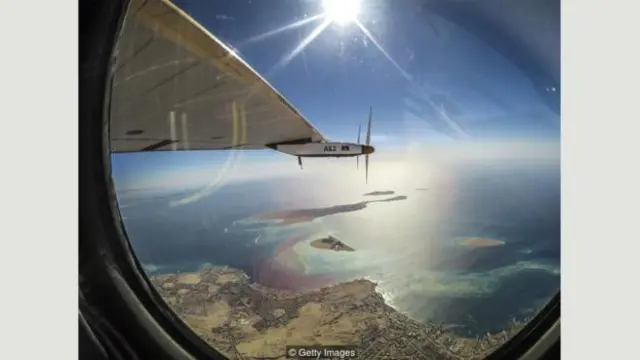 阳光动力 2 号在环球航行的最后一站飞越波斯湾（图片来源：盖蒂图片社）