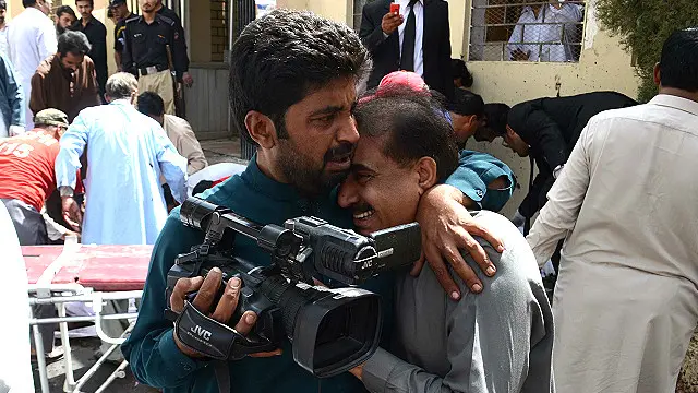 ہلاک ہونے والوں میں نجی ٹی وی چینل آج نیوز کے کیمرہ مین شہزاد یحییٰ خان اور ڈان نیوز کے کیمرہ مین محمود خان بھی شامل ہیں