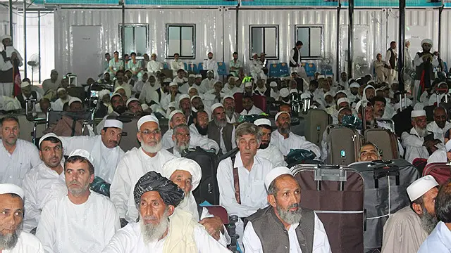 په تېرو څو کلونو کې افغان حاجيانو شکايت درلود چې الوتکې يې پر وخت نه وې، د اوسېدو ځای او روغتيايي خدمتونه يې هم ښه نه وو