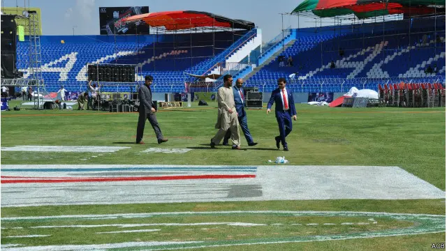 د افغانستان کرېکټ بورډ عمومي ريیس نسیم الله دانش او د افغان لوبډلې مرستيال روزونکی رييس احمدزی د شپږيزې سياليو له لوبغالي ليدنه کوي. 