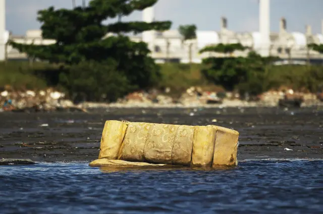 Старий диван у затоці Гуанабара в Ріо. Фото 2014 року