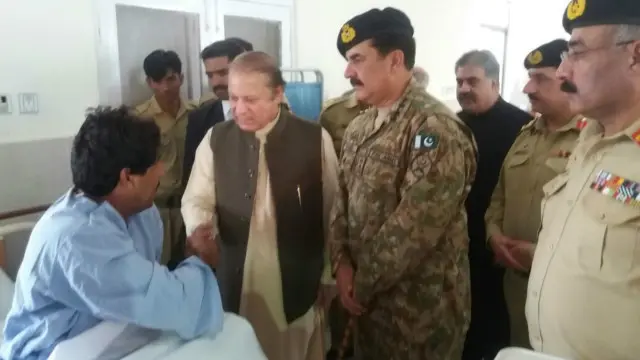 جنرل راحیل اور وزیراعظم نواز شریف نے سی ایچ ایم میں زخمیوں کی عیادت کی