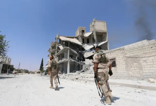 Artilleriya atəşi və bombardman Hələb şəhərinin bəzi hissələrini xarabalara çevirib. 