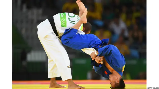 د ديجبوتي انس حسين او د چين ډوانبېن ما (شين جامو) د اولمپيک سياليو په ۶۶ کيلوګرام وزن سياليو کې