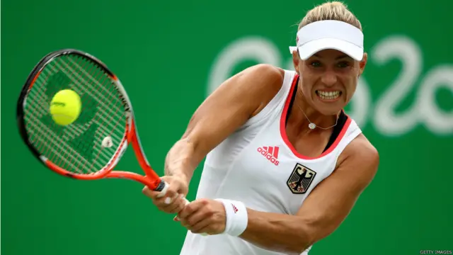 د جرمني د ټېنس لوبغاړې انجېليکوي کېربر د کولمبيا د مرينا ډوکيو مرينو سره د اولمپيک سياليو په دوهمه ورځ په لومړي پړاو کې لوبه کوله.
