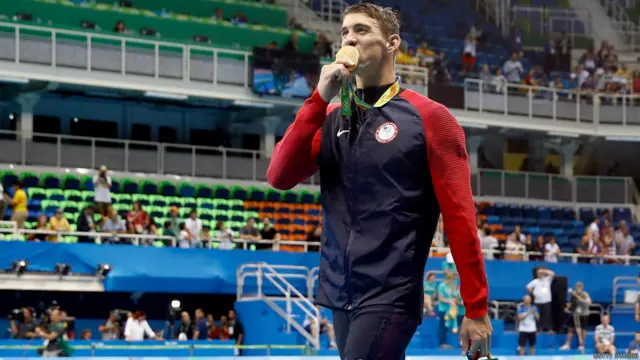 د امریکا مايکل فېلېپ د سرو زرو د مډال له ګټلو وروسته خوشالي کوي.