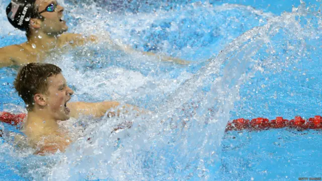 د بريتانيا اډم پيټي د اولمپيک سياليو په دوهمه ورځ د نارينه وو ۱۰۰ متره لامبو کې د سرو زرو مډال ترلاسه کړ.