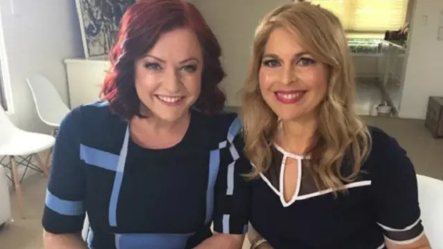 تقدم مانسبيرغ برنامجا مشتركا مع المذيعة شيلي هورتون (يسار). 