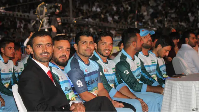 دا ځل په شپږیزه کې په لومړي ځل بهرني لوبغاړي هم لوبېږي، چې په هغو کې شپږ پاکستاني یو د زمبابوې او یو افغان الاصله اسټرلیايی دی 