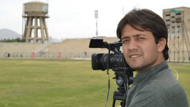 محمود خان کو ان کی محنت کے نتیجے میں سکیورٹی گارڈ سے کمیرہ مین بنا دیا گیا تھا