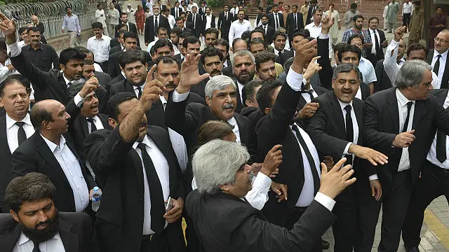 کراچی میں منگل کی صبح وکلا نے عدالتی کارروائی کا بائیکاٹ کیا