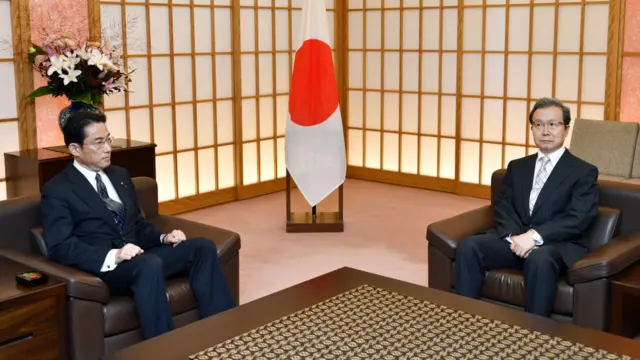 岸田文雄（左）在外务省会见程永华（右）提出抗议（9/8/2016）