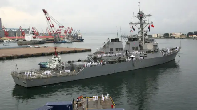 Tàu USS Benfold cập cảng Thanh Đảo hôm thứ Hai