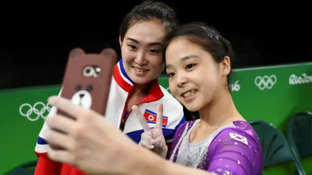 Nụ cười của Hong Un-jong (trái) và Lee Eun-ju được ca ngợi là đã ghi lại tinh thần thể thao Olympic