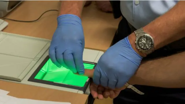 Cảnh sát Đức ấy dấu vân tay người nhập cư hôm 15/7