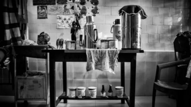 மணிப்பூரில் 10 பொது மக்கள் இந்தியப் படையினரால் சுட்டுக்கொல்லப்பட்டபோது, ஷர்மிளா இந்த உண்ணாவிரத்தை தொடங்கினார்